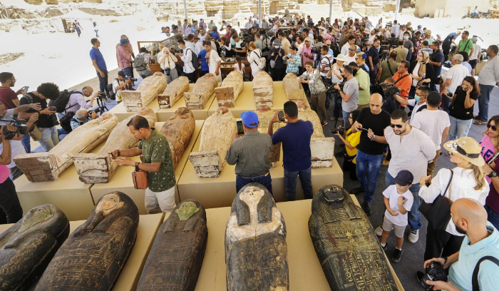 الوكالة الوطنية للإعلام - وزارة السياحة المصرية: اكتشاف خبيئة تماثيل نادرة في سقارة و250 تابوتا خشبيا من العصر المتأخر