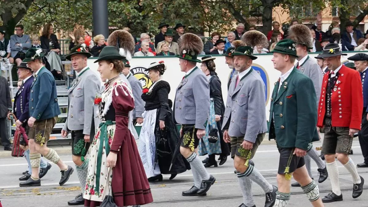 Men’s Oktoberfest Shirt Guide - Why German Suspenders Complete the Look